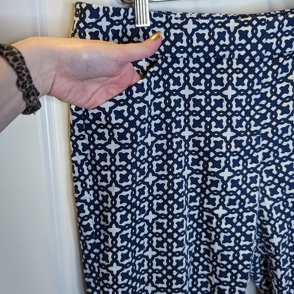 𝅺LAUNDRY by Shelli Segal Blue and White Pattern Cropped Pants size 8 - Picture 4 of 4